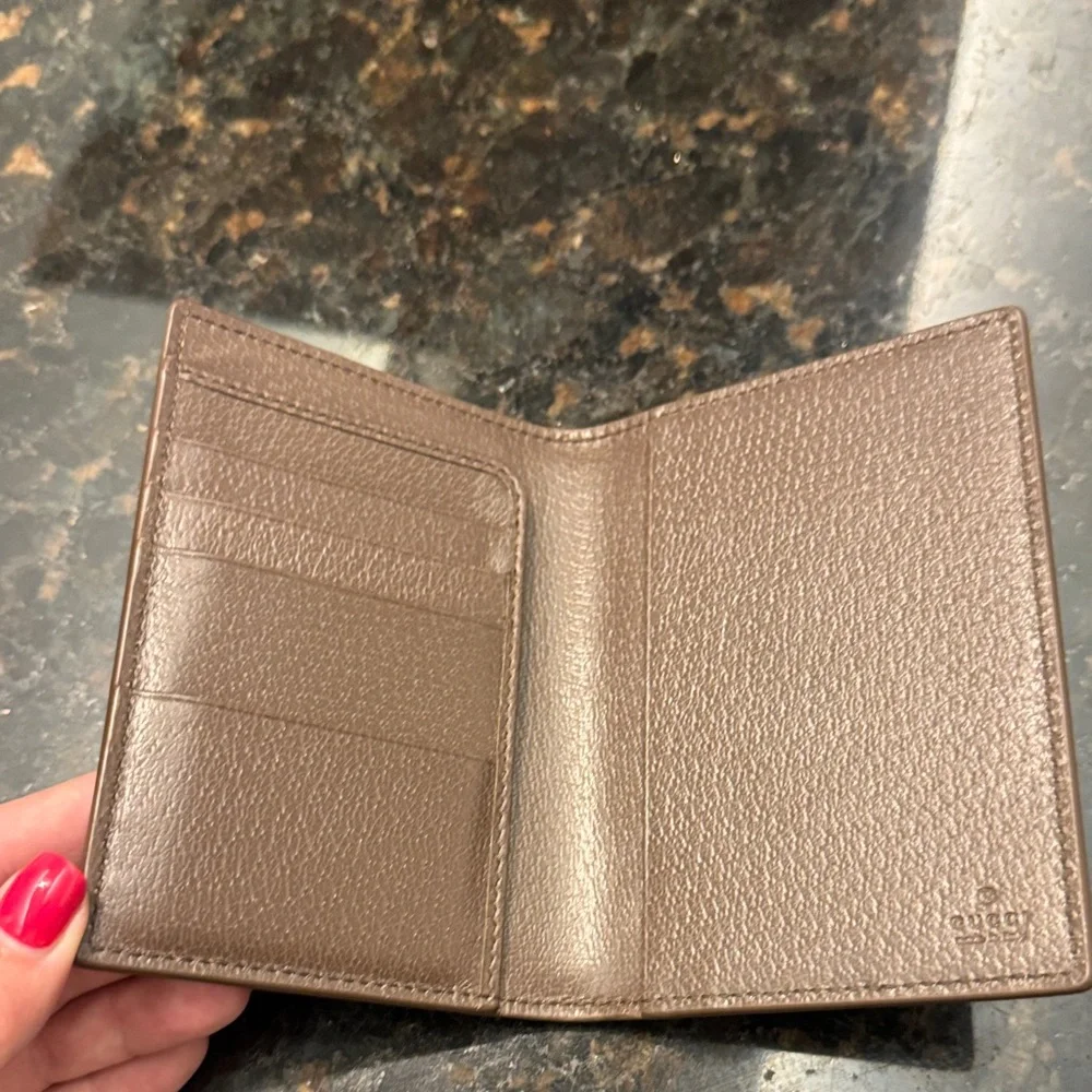 Gucci Tan and Brown GG Pattern Passport Holder - Picture 2 of 7